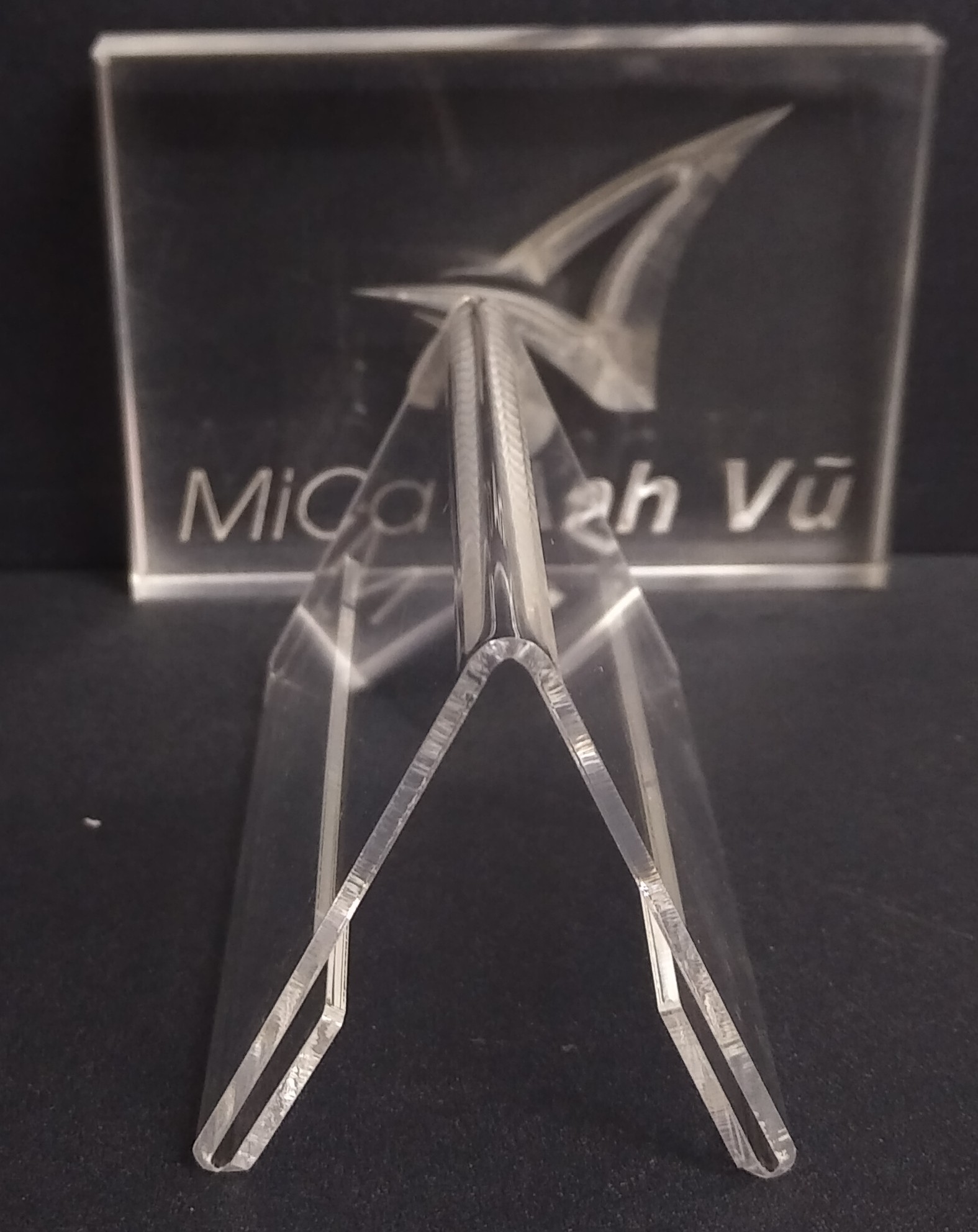 Kệ mica chữ A để bàn cỡ 21X7cm
