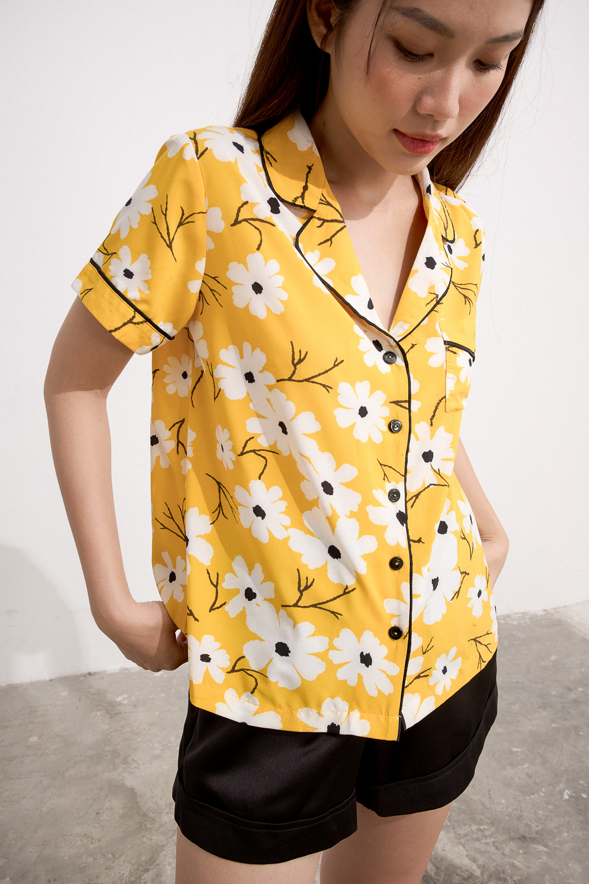 [NHẬP MÃ NOVFALAZSOCIAL02 GIẢM 40K ĐƠN 199K  ] Bộ pyjama MAYBI ngắn lụa vàng in hoa trắng