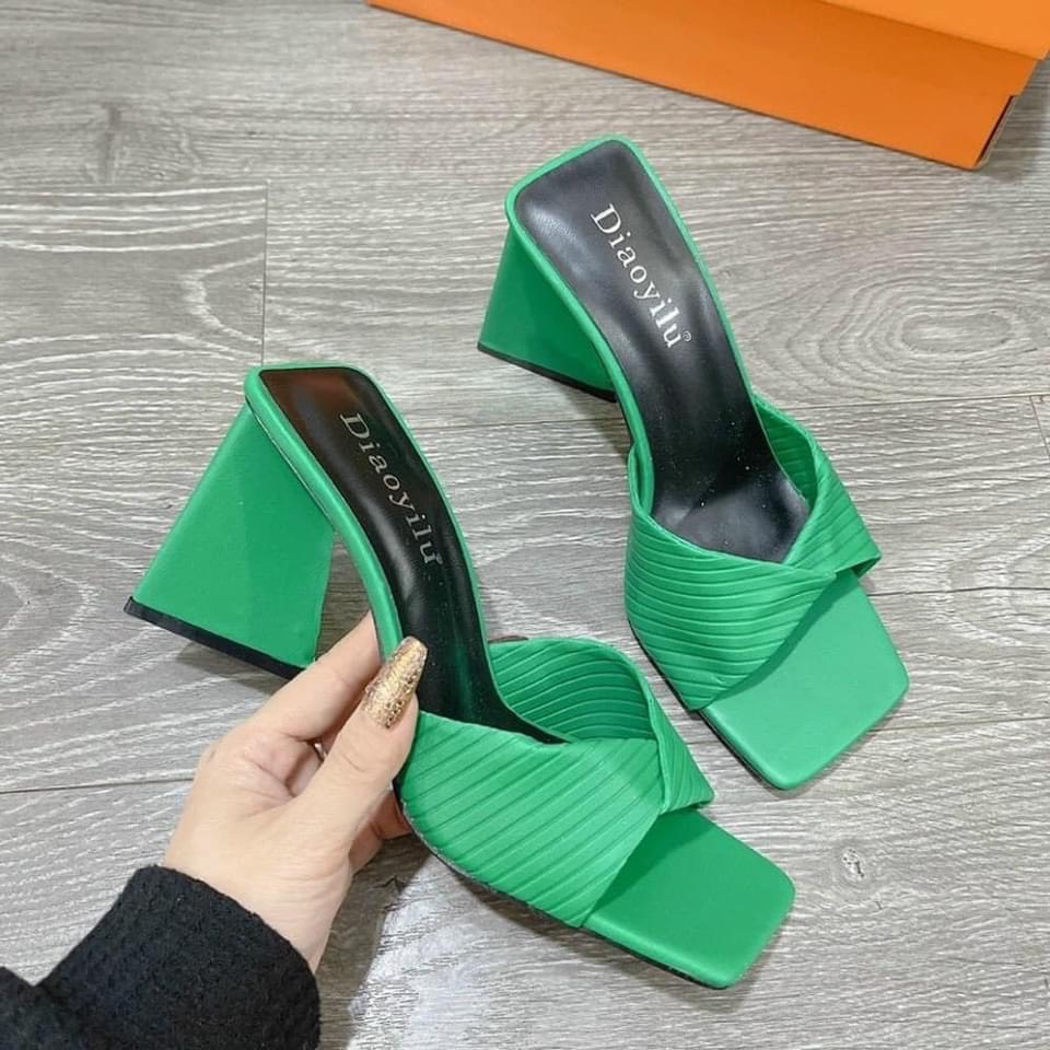 Dép guốc bản chéo