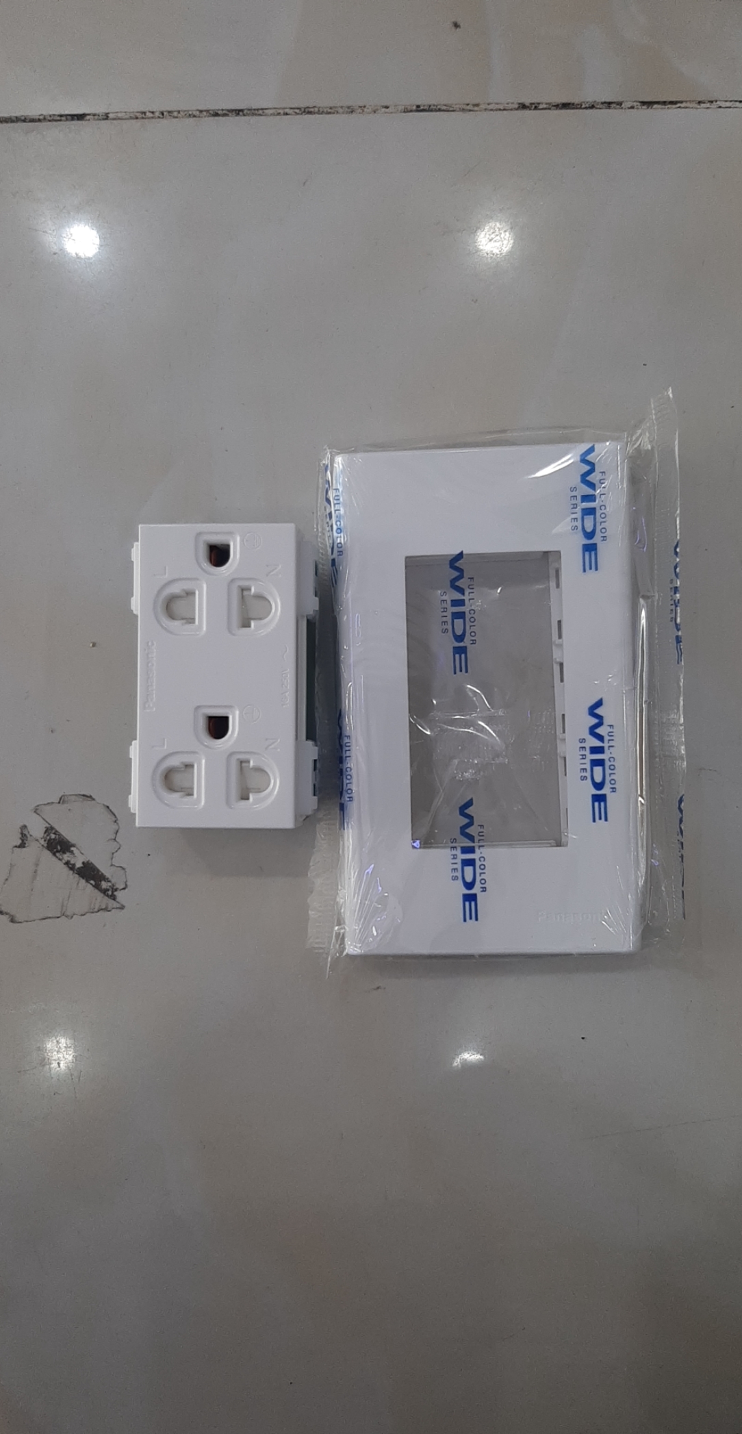 [HCM]BỘ Ổ CẮM PANASONIC - WEV1582SW (Ổ ĐÔI 3 CHẤU) + WEVH68030 (MẶT WIDE)