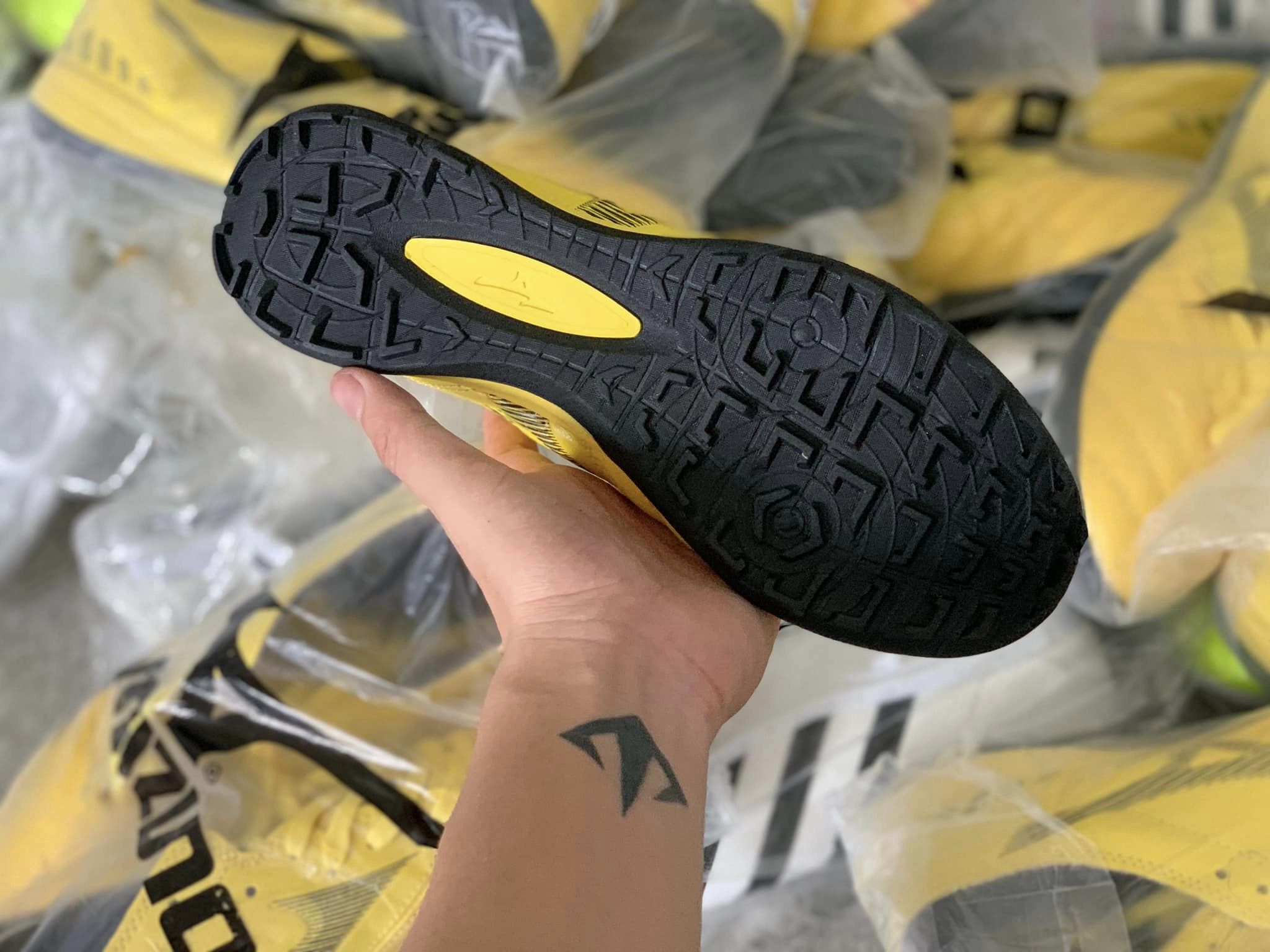 Giày Bóng Đá, Giày Mizuno Neo 3 Màu Vàng Đế Đen
