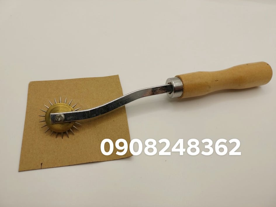 Cây lăn lấy dấu(cây sang dấu) lấy dấu trên rập vật liệu .