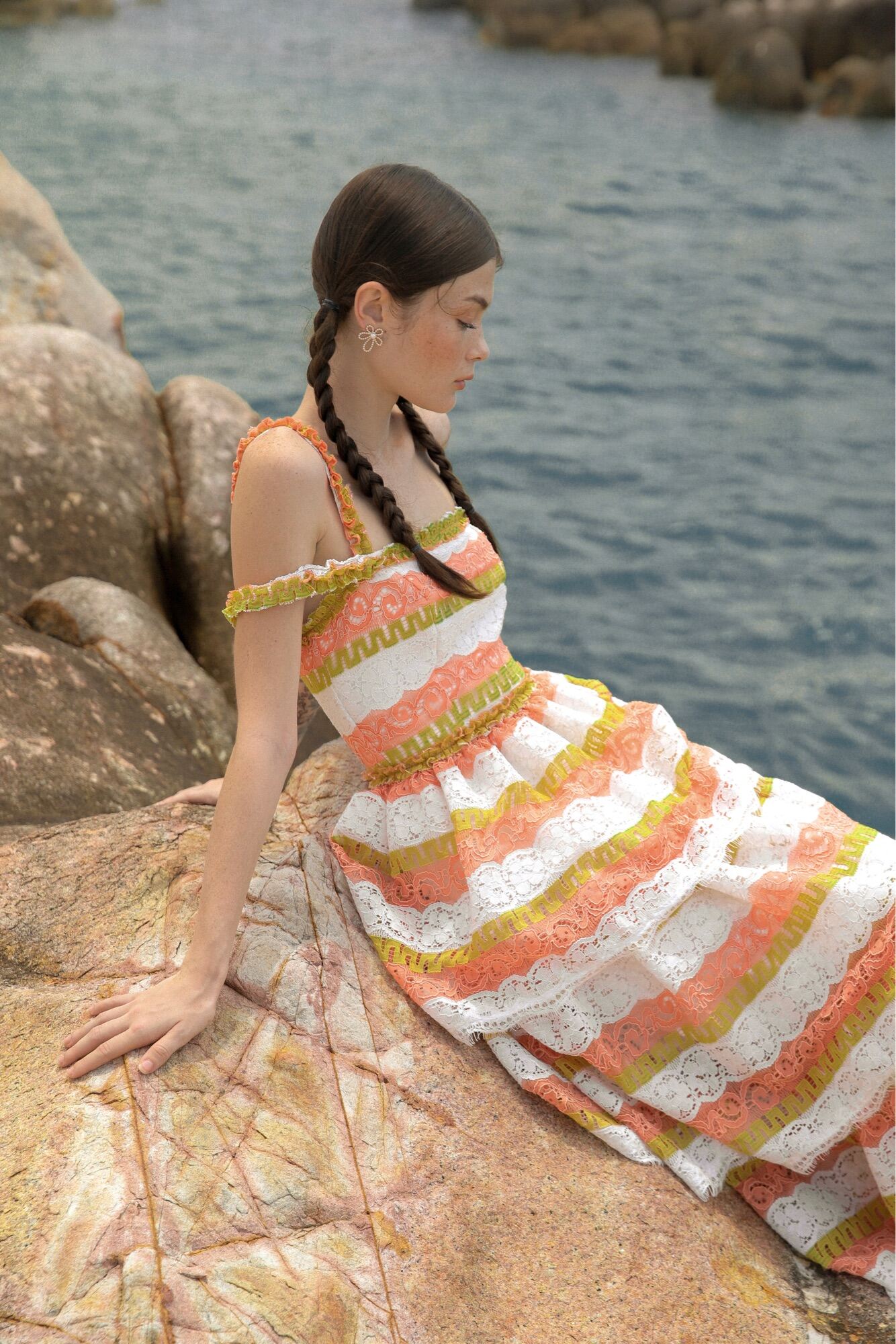 Đầm maxi dáng xoè trễ vai THE COUNTRY Amee Muse Dress vải ren sọc trắng cam xanh