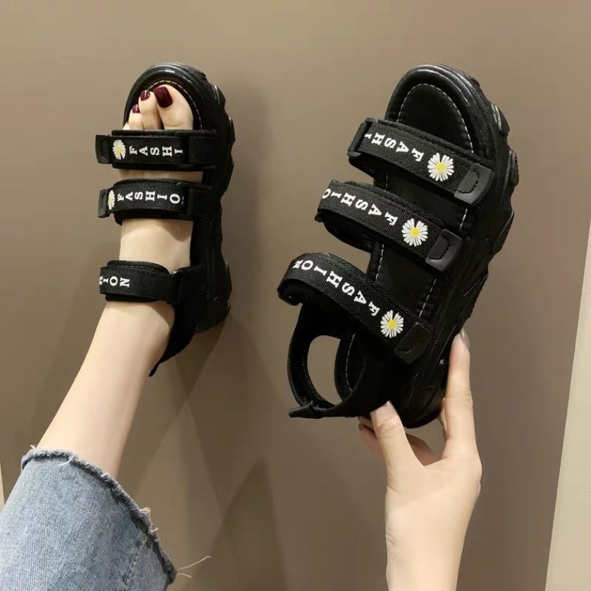 (3 MÀU) Sandal nữ thời trang 3 quai ngang hoa cúc đế cao Đen Kem Xanh cá tính giá rẻ