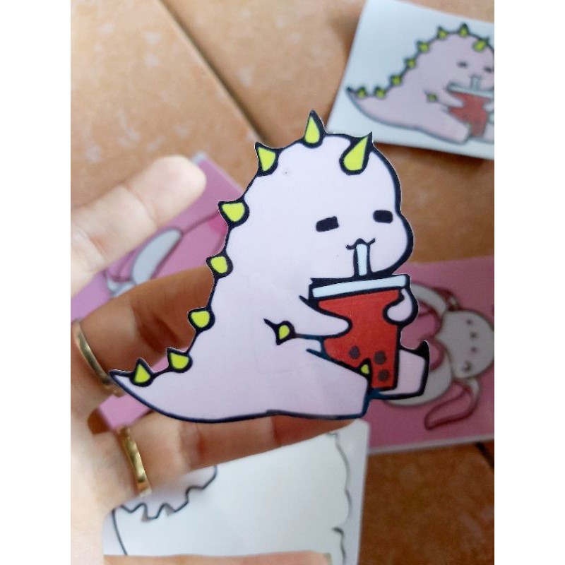 Combo 2 Tem Sticker Decal Khủng Long Hồng Uống Trà Sữa Dán Xe, Nón, ĐT