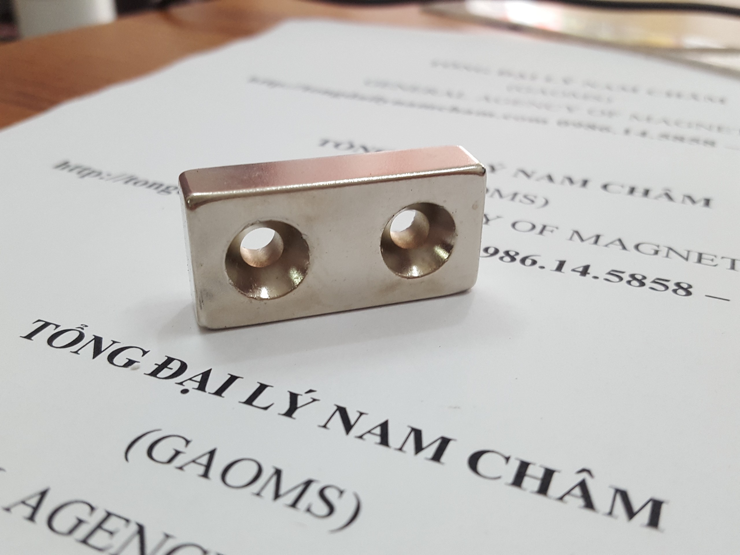 Nam châm 40x20x10mm có 2 lỗ vát