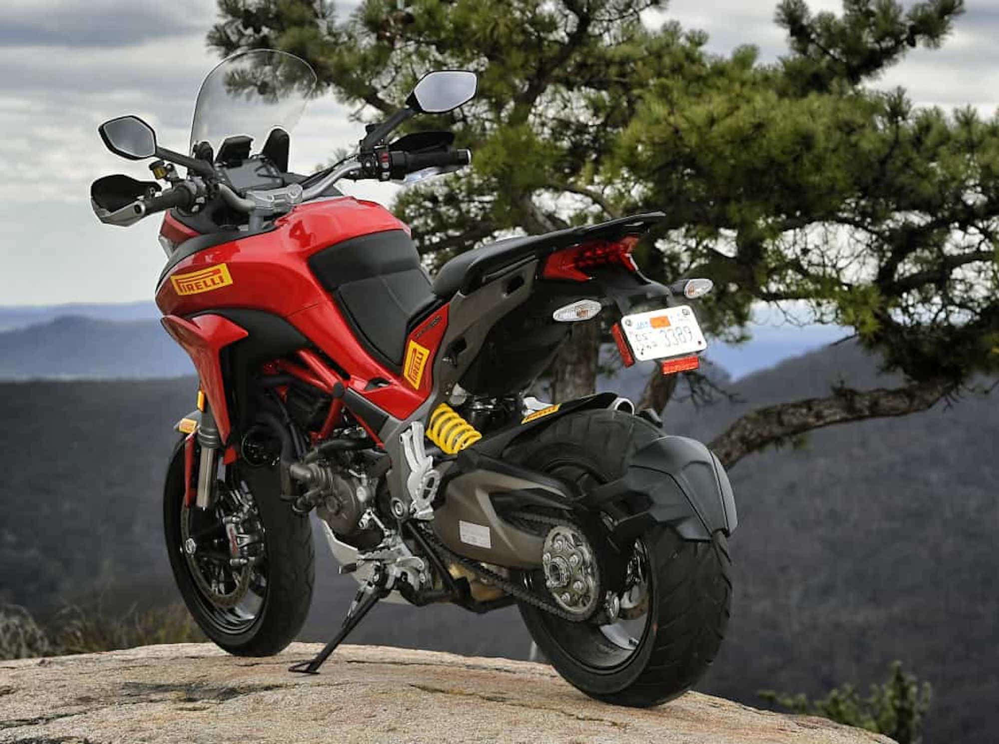 Set 2 tem decal dán xe PIRELLI cỡ nhỏ