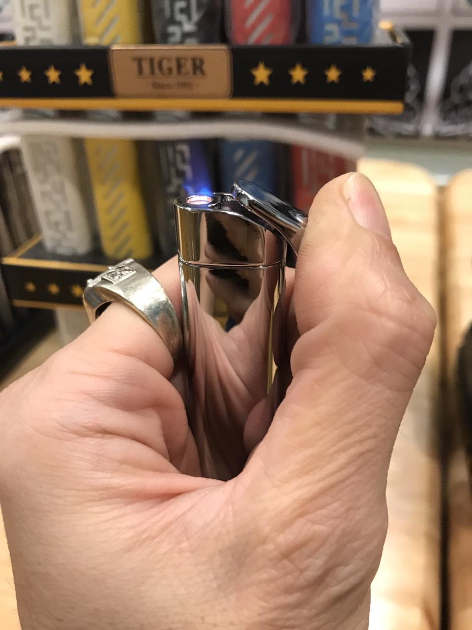 Bật Lửa Tiger Lửa Khò Đỏ -Kiêm Giá Đỡ Điện Thoại [Authentic]