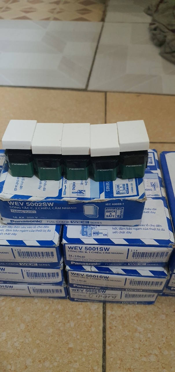 (PANASONIC) Công tắc 2 chiều WEV 5002 SW(16AX 250V) Hạt lớn  Số lượng 1 cái