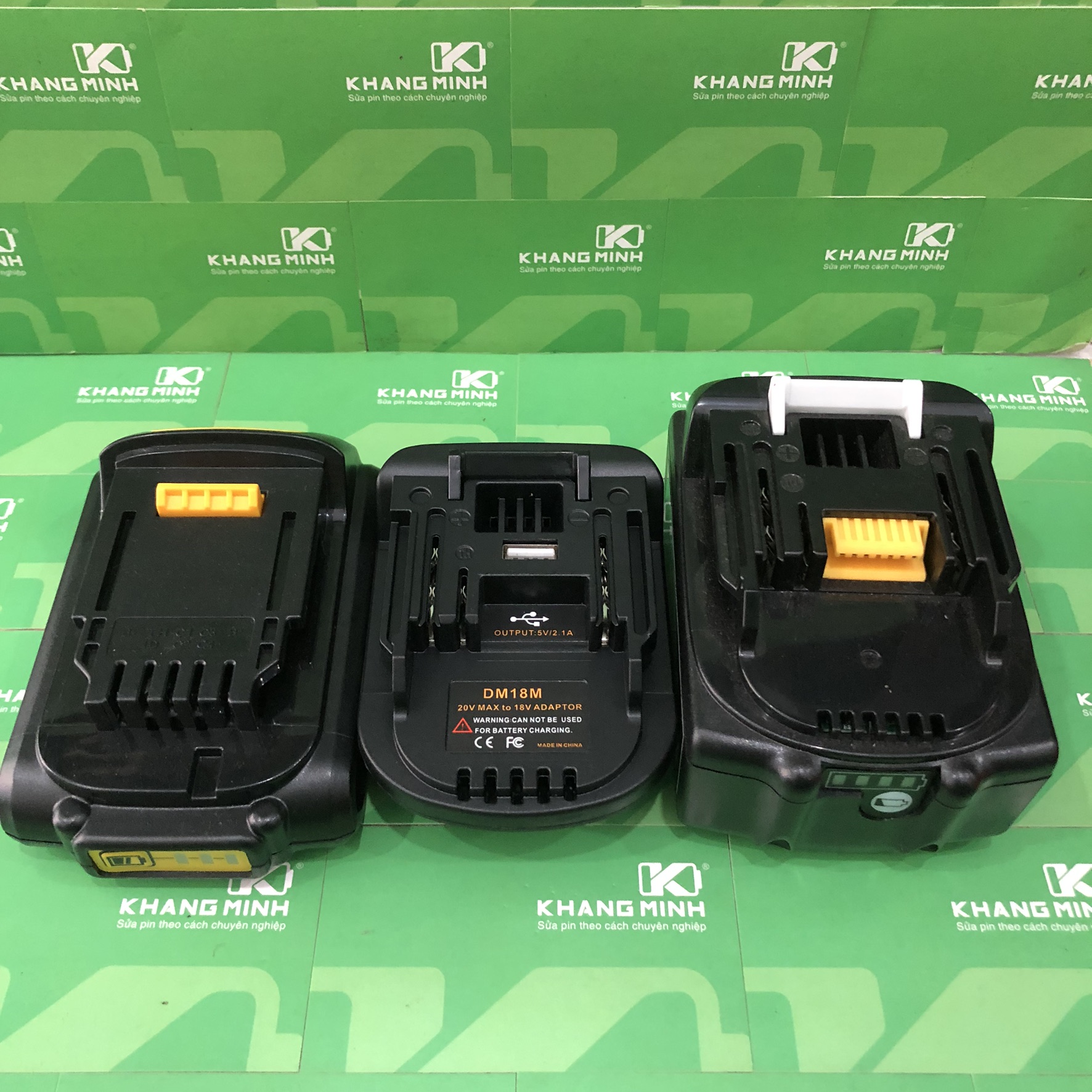 Đế chuyển pin Dewalt và Milwaukee sang pin Makita có cổng sạc 5V Usb