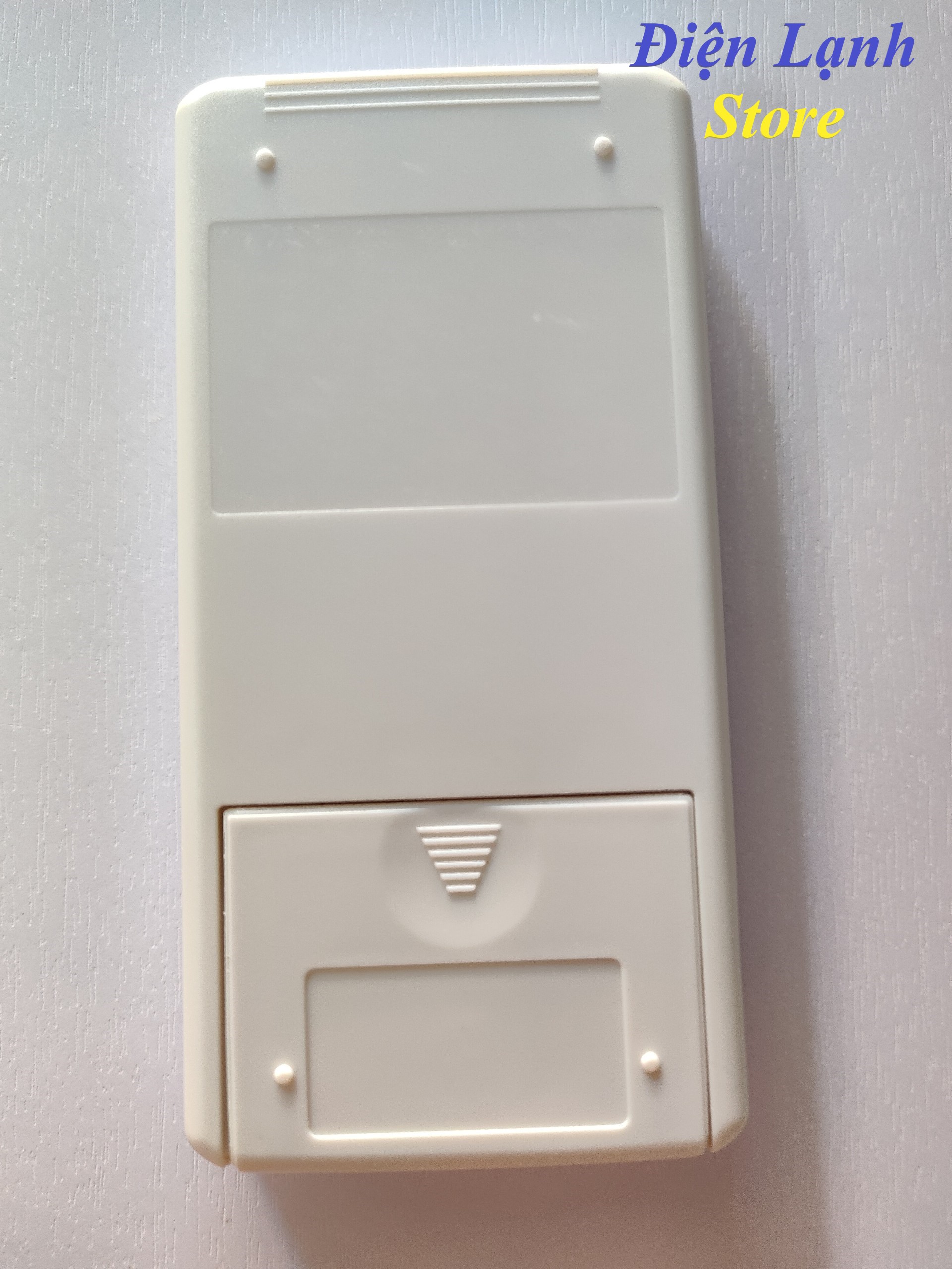 Remote máy lạnh Hitachi trắng vuông. (Tặng kèm cặp pin).