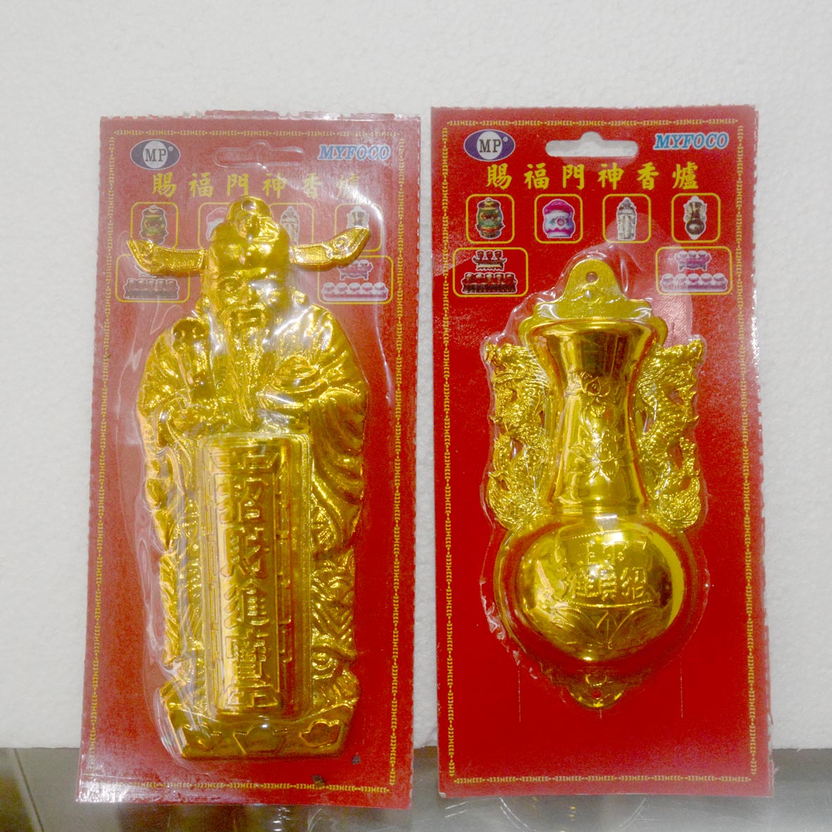 Cắm nhang dán tường cửa nhà-ông Táo