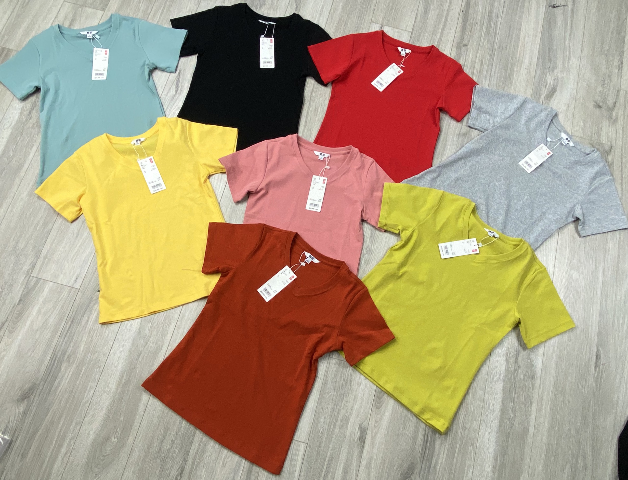 Áo Uniqlo cổ tim
