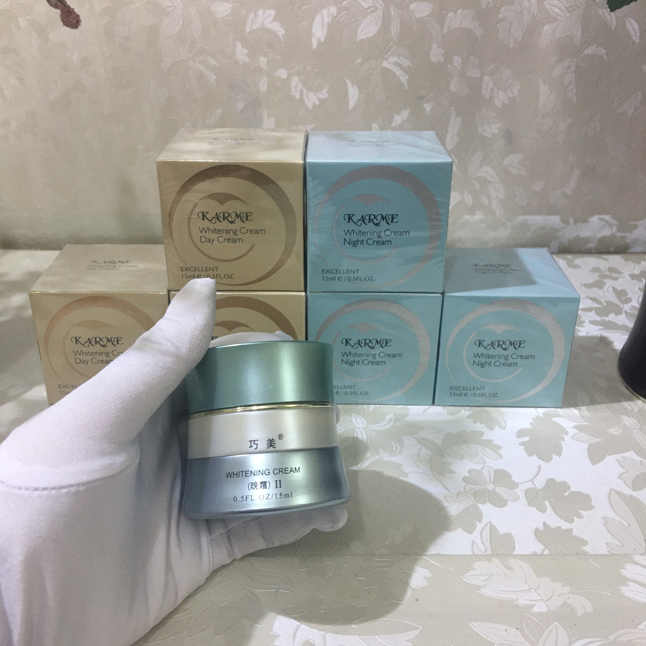Kem dưỡng trắng da ban đêm Karme vỏ nhựa
