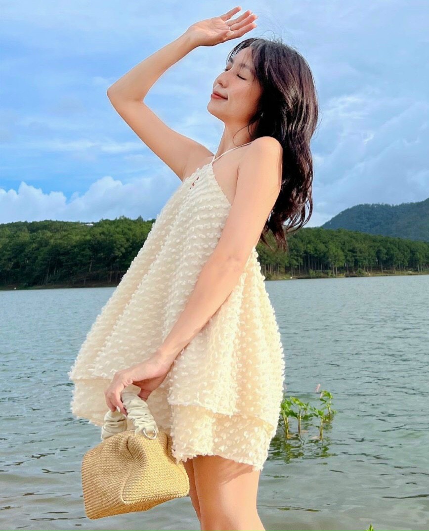 SET VÁY CỔ YẾM MÀU BEIGE FOREL