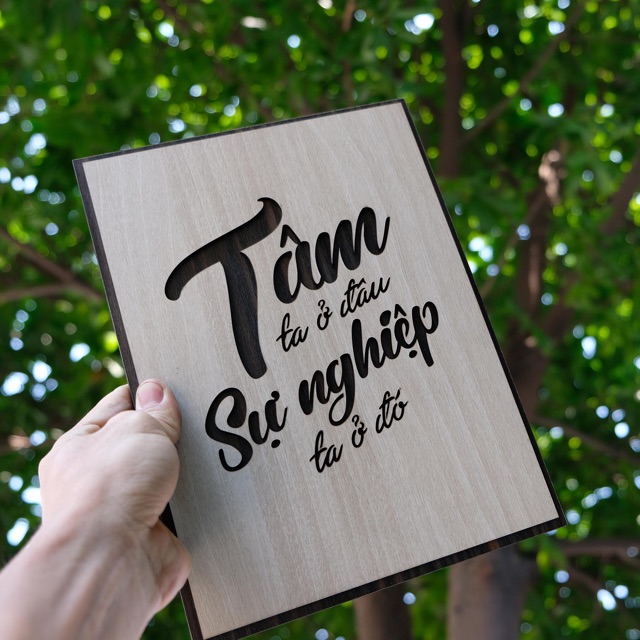 [HCM]Tranh gỗ treo tường -Tâm ta ở đâu sự nghiệp ta ở đó - CRN - 01 .Kích thước40.5x30cm