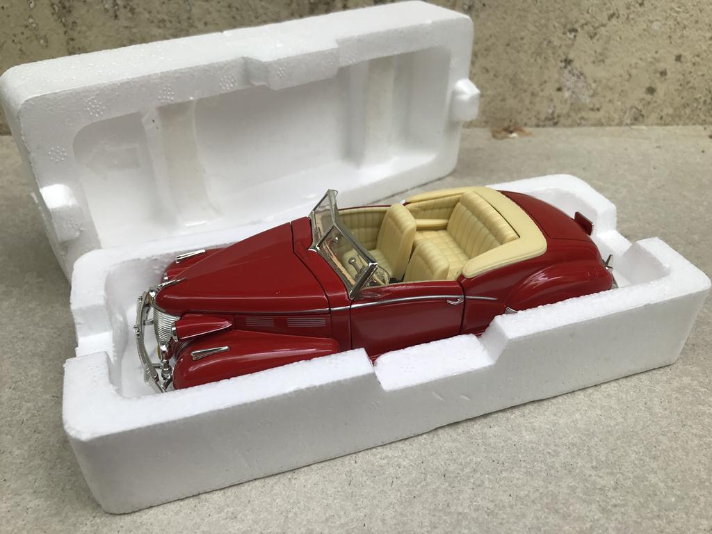 [HCM]Mô hình xe cổ Cadillac Series 62 1940 - 1:32