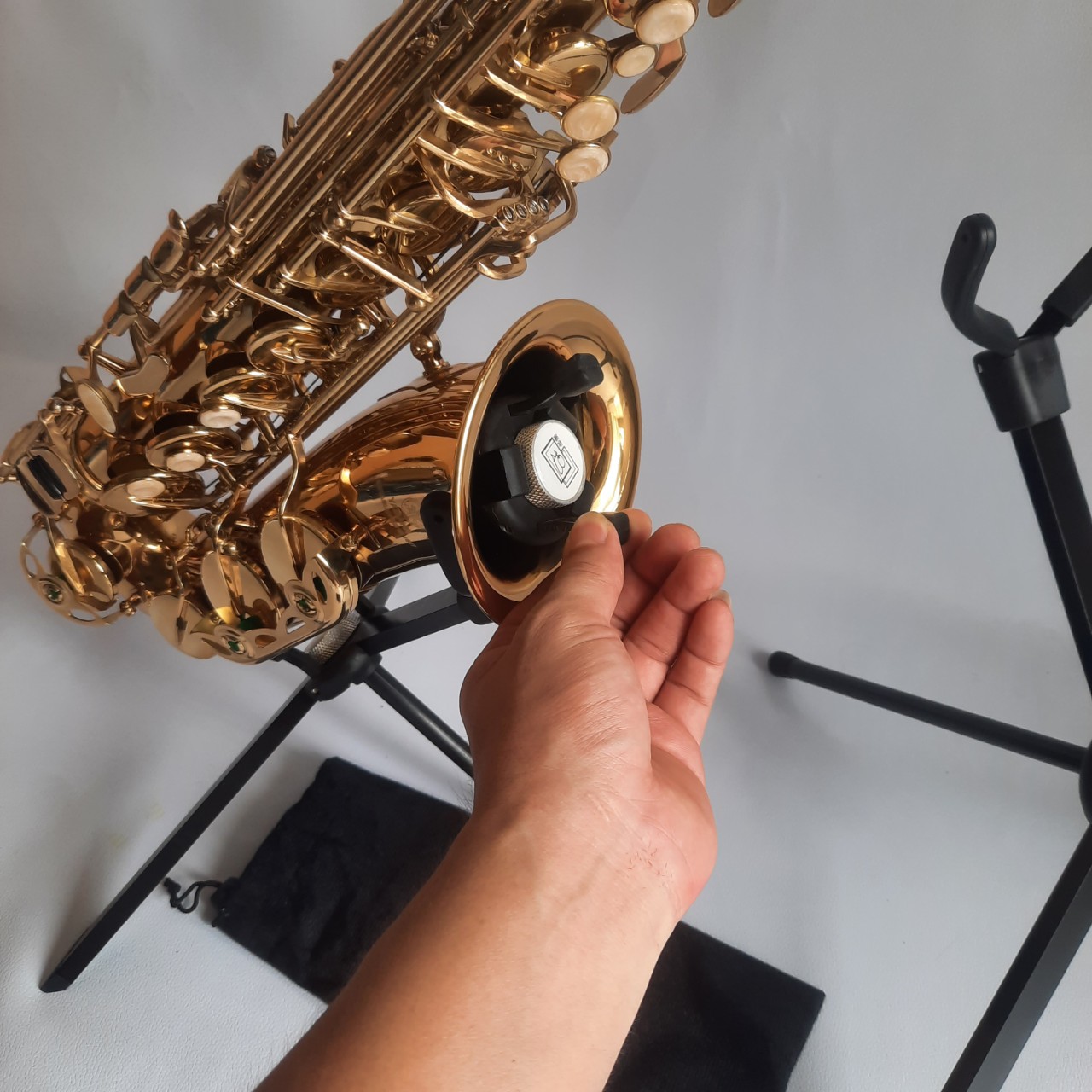 Chân đỡ kèn saxophone bỏ trong loa kèn