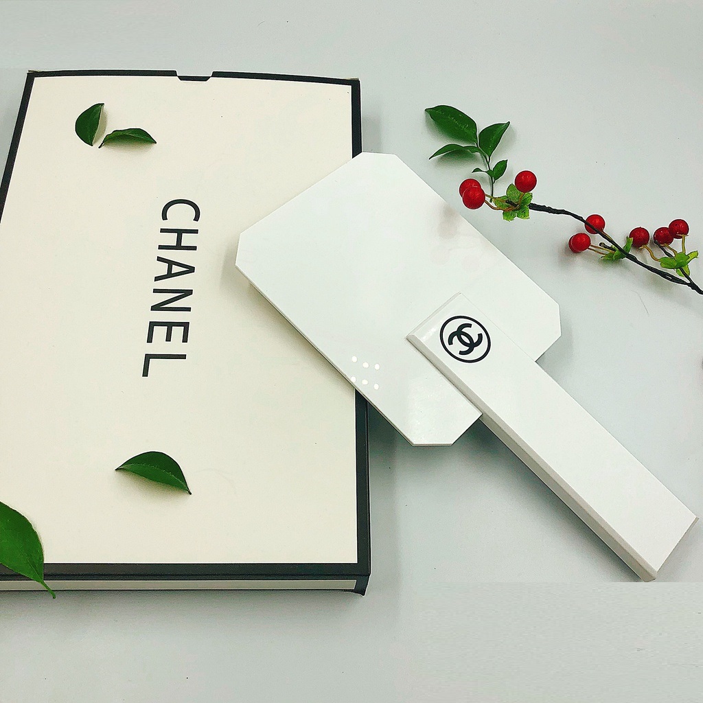 Gương soi cầm tay Chanel màu trắng