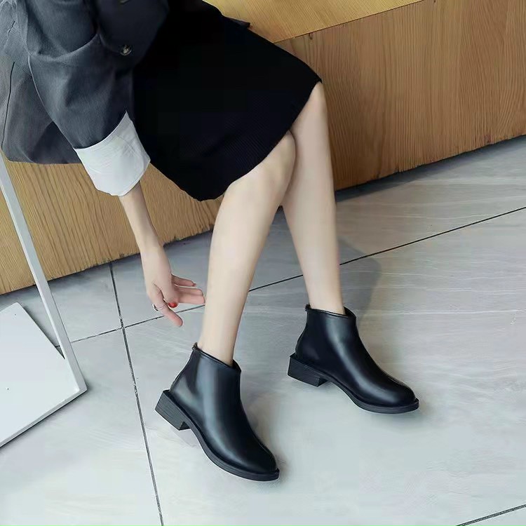Giày boots da đen khóa phía trước