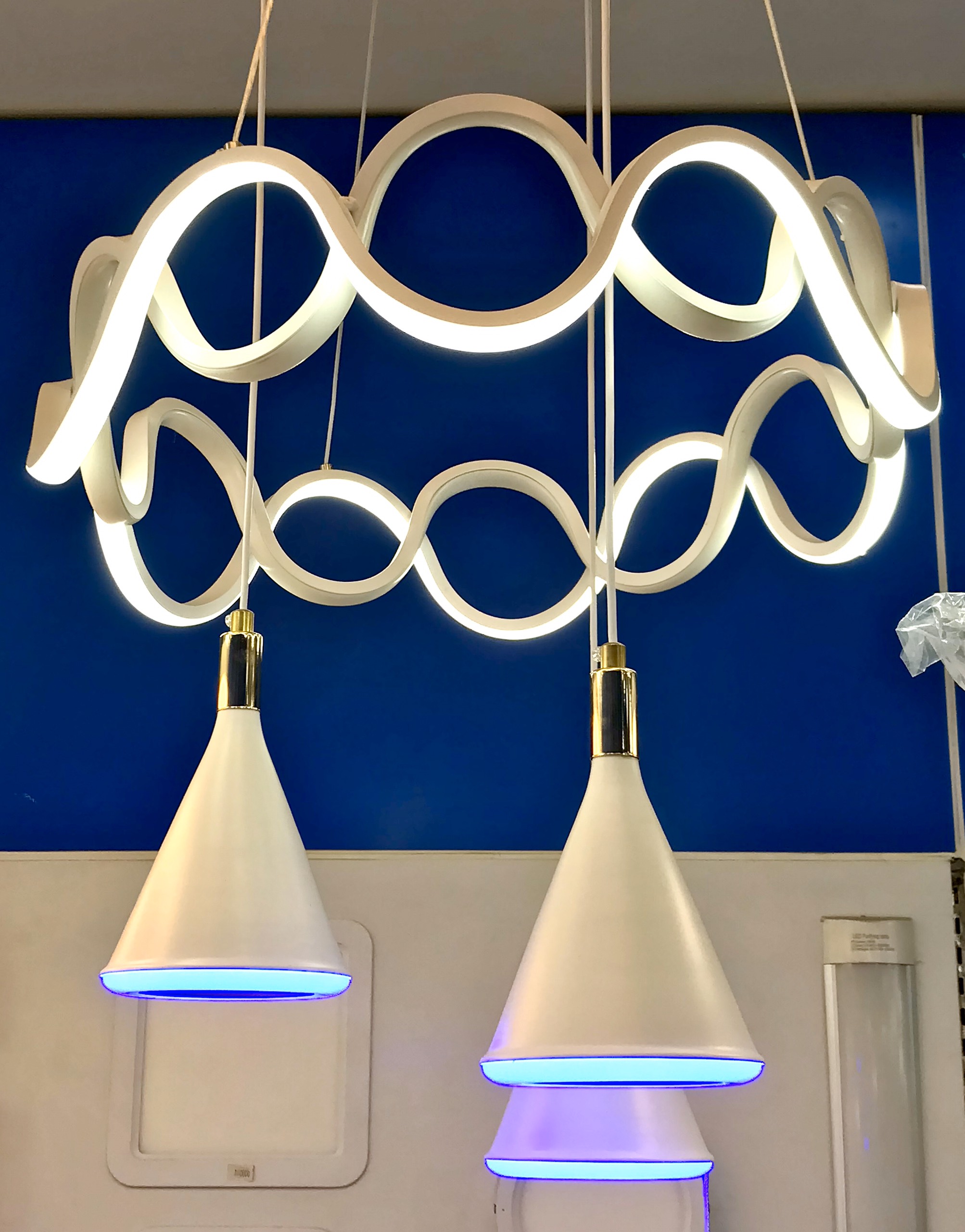Đèn LED thả trần 3 bóng đa màu