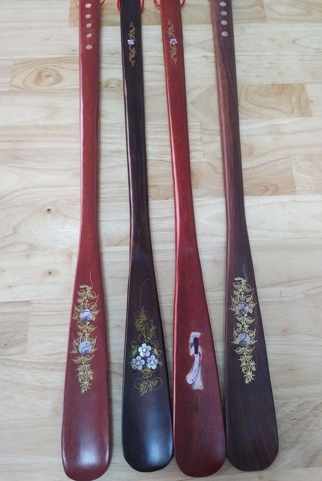 Cây xỏ giày bằng gỗ (55 cm)