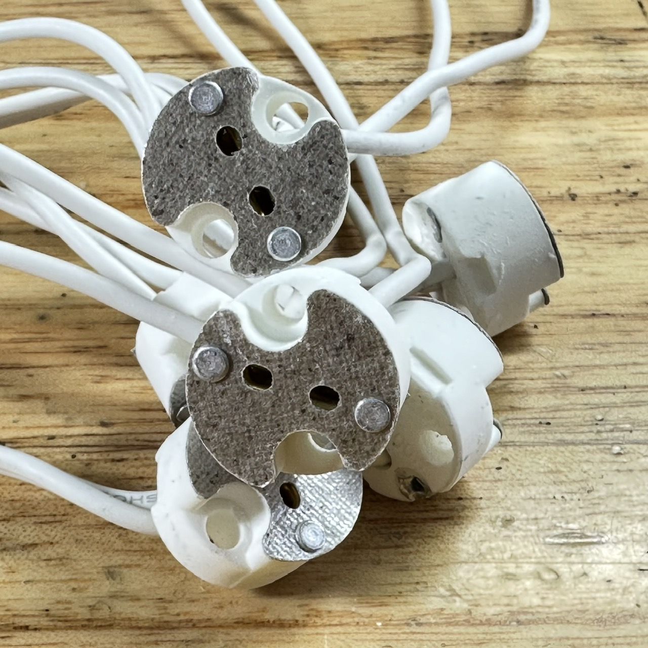 Đế cắm bóng halogen, đèn xông tinh dầu