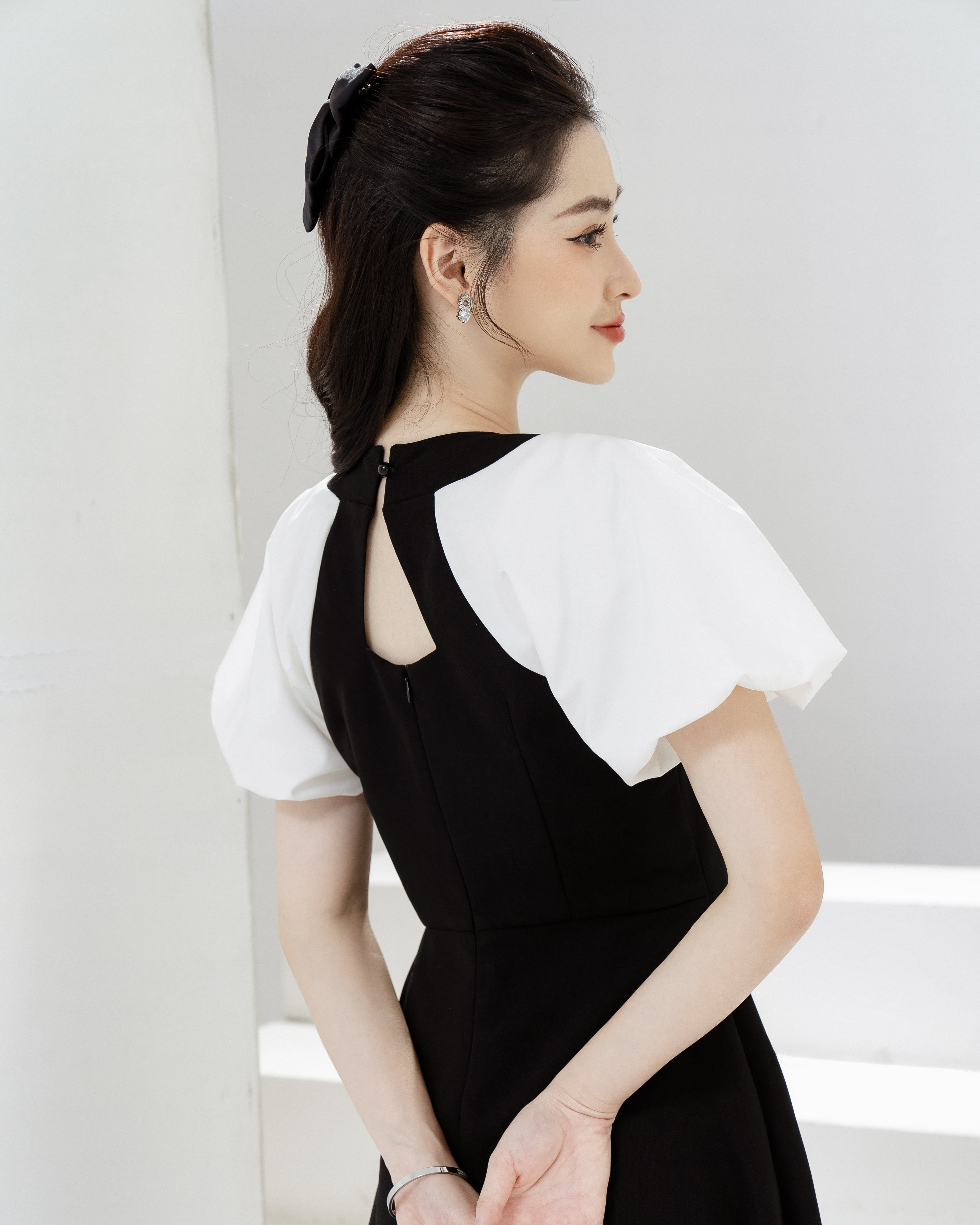 Váy cổ đáp lượn phối tay bồng TIINSTORE VHN649