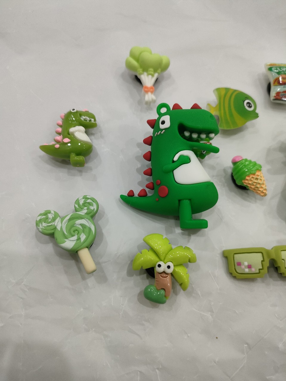 Set Charm khủng long 3d Gắn Dép cho bé( 2 charm to+ 10 charm bé)