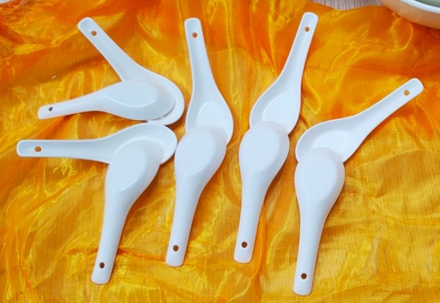 BỘ TÔ, CHÉN, DĨA GỐM SỨ TRẮNG 4D CAO CẤP (GỒM 3 TÔ BẦU, 4 DĨA ,10 CHÉN CƠM, 10 CHÉN NHỎ, 10 MUỖNG, 10 ĐÔI ĐŨA)