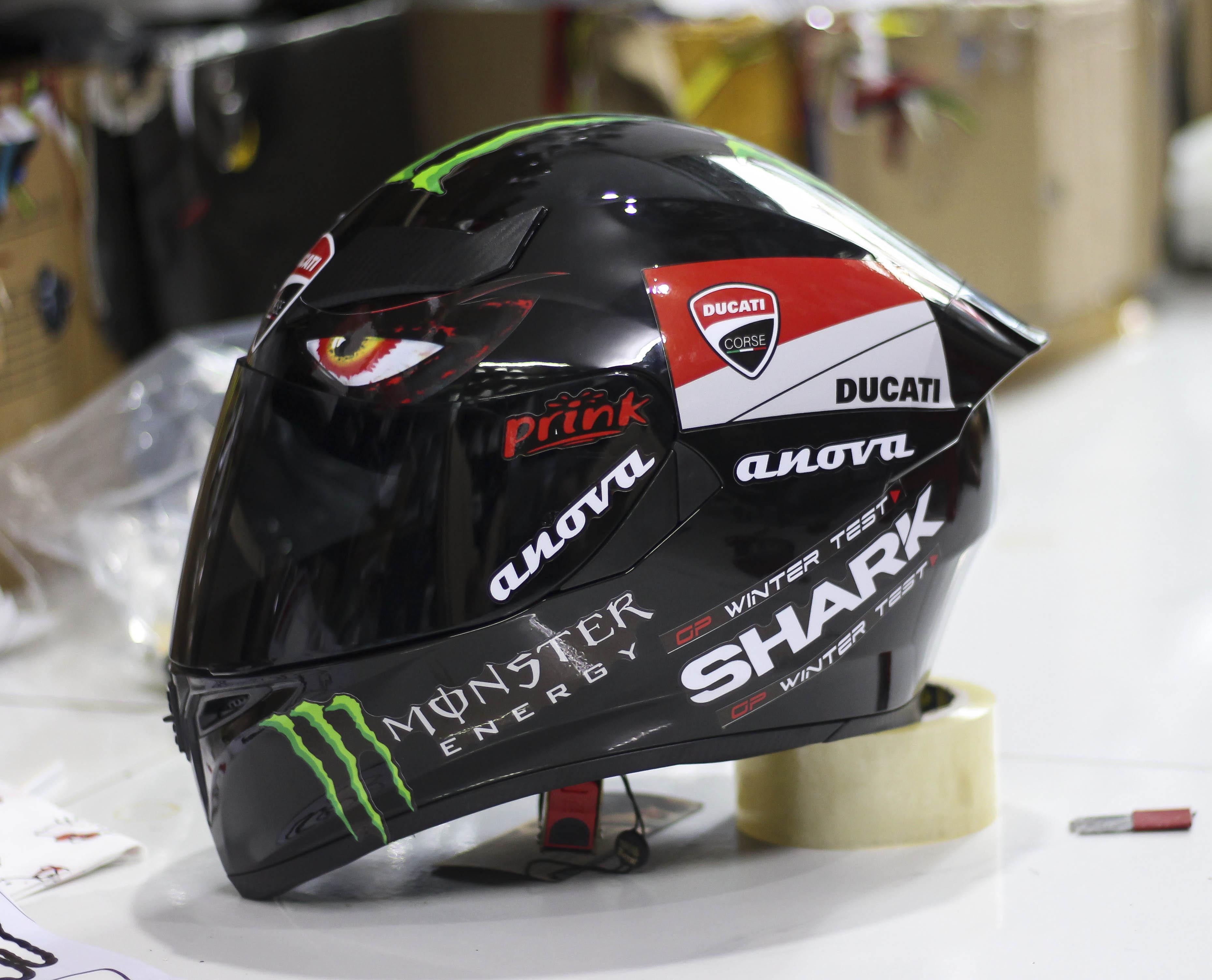 Nón ROYAL M138B đen bóng lên tem SHARK MONSTER cực đỉnh ( sẵn đuôi gió và túi đựng nón)