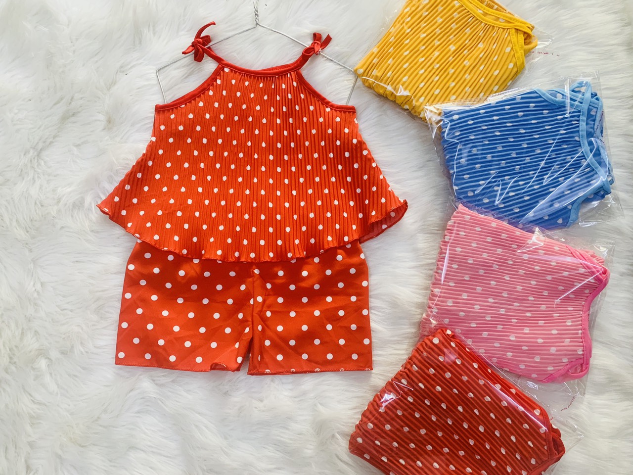 Bộ Lụa Xếp Li Cột Dây Bé (6-18kg) (giao màu ngẫu nhiên)