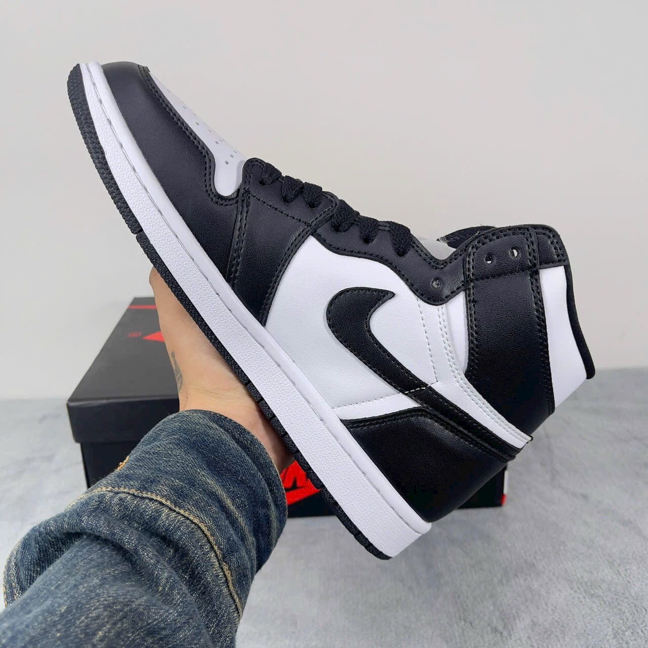 NIKE AIR JORDAN 1 MID