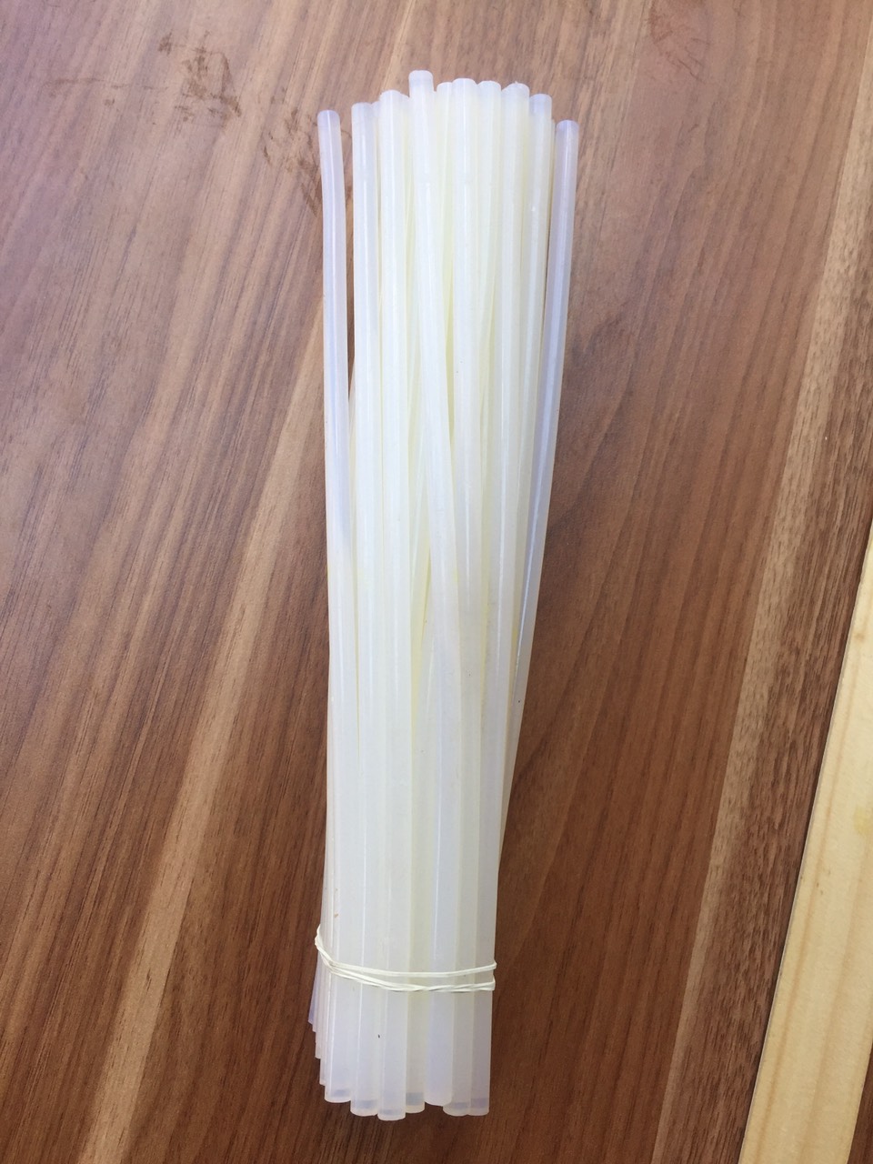 Bó 50 cây keo nến nhỏ dài 27cm