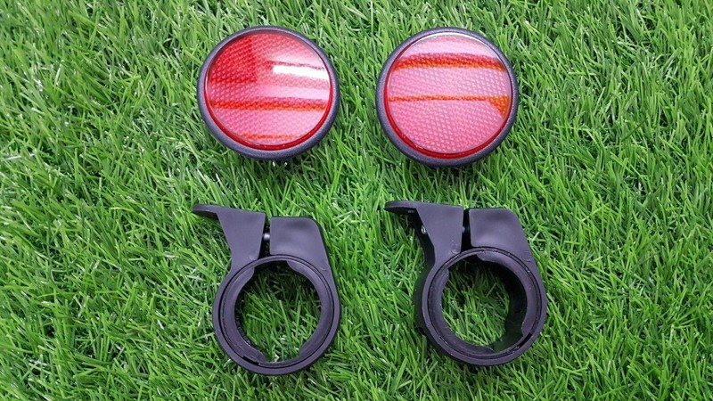 Mắt mèo gắn phuột trước xe máy.