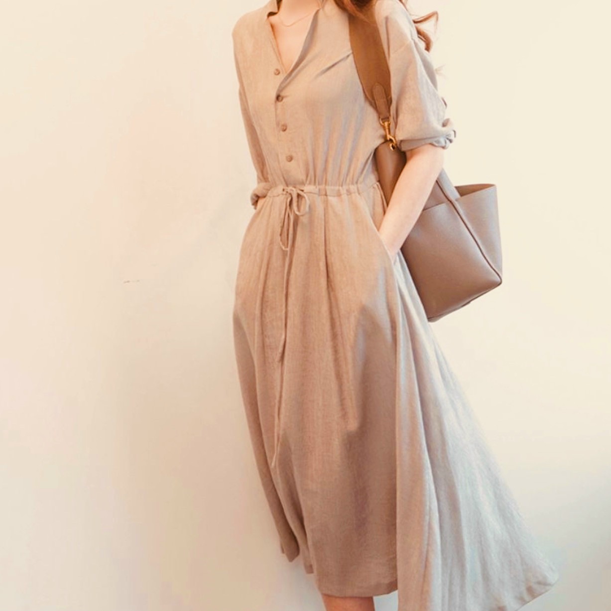 Đầm kem cổ trụ rút eo
