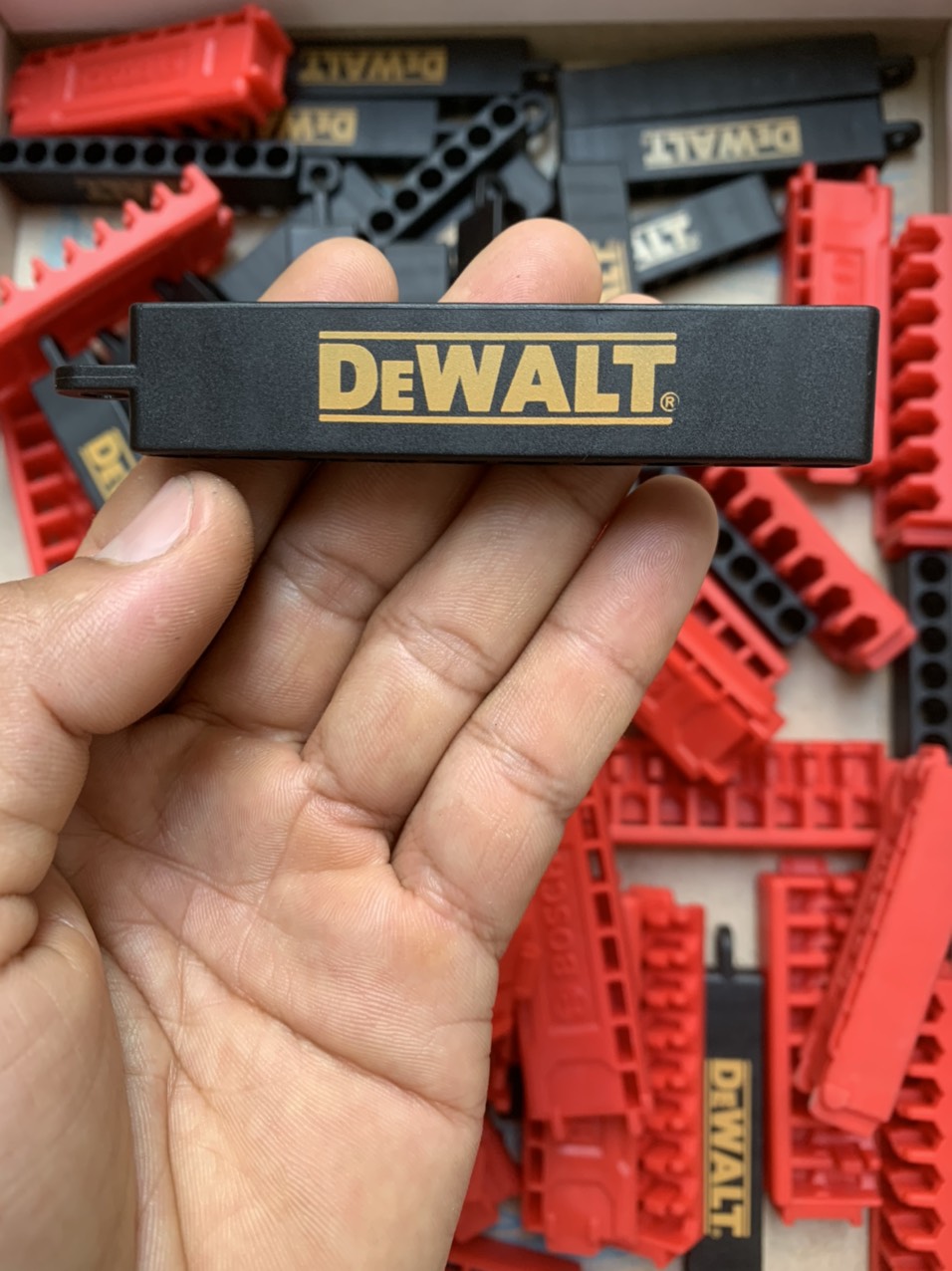 Chân đế gắn mũi vít , mũi khoan Dewalt ( SL : 1 cái )