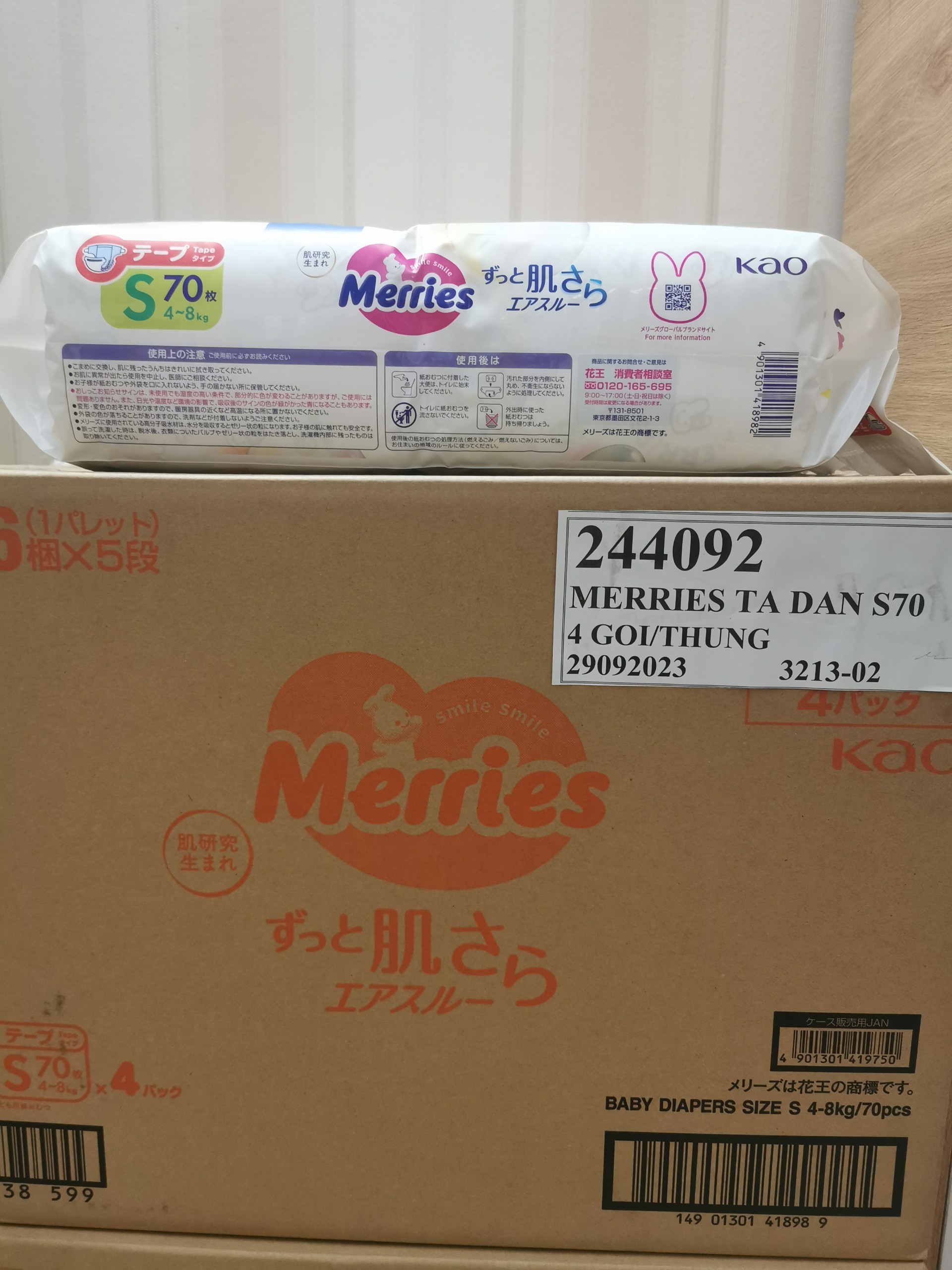 tã/bỉm dán Merries size S - 70 miếng (Cho bé dưới 4-8 kg)