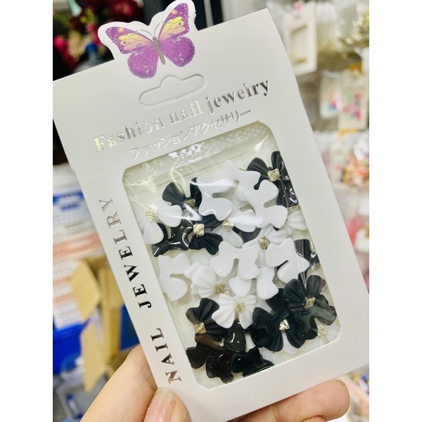 Set charm nơ đính móng đen trắng nail