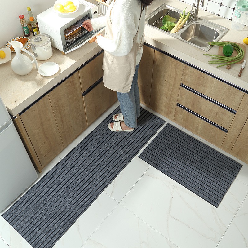 Thảm trải sàn bếp chắc chắn sẽ làm cho gian bếp của bạn trở nên sạch sẽ, ngăn nắp hơn. Bạn có thể lựa chọn cho mình những mẫu thảm đơn giản nhưng tinh tế, hoặc những mẫu thảm cầu kỳ, sang trọng hơn.