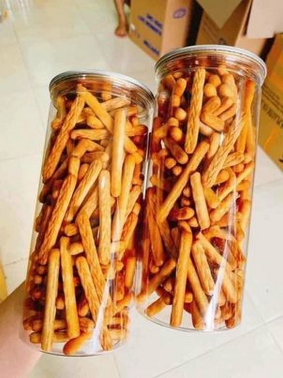 Bánh đũa lon pet 250g - mặn mặn ngọt ngọt