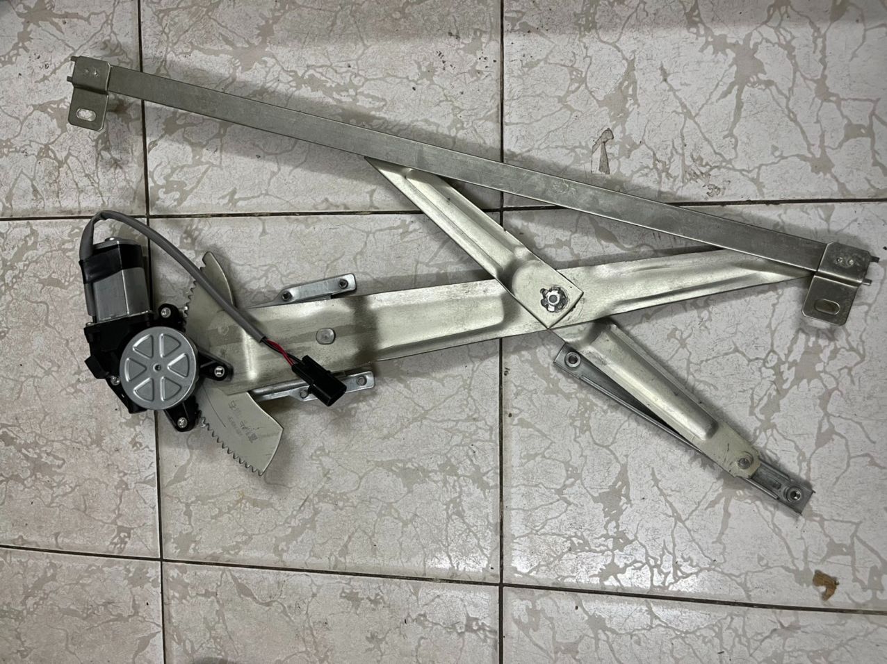 Compa lên xuống kính Mitsubishi Jolie