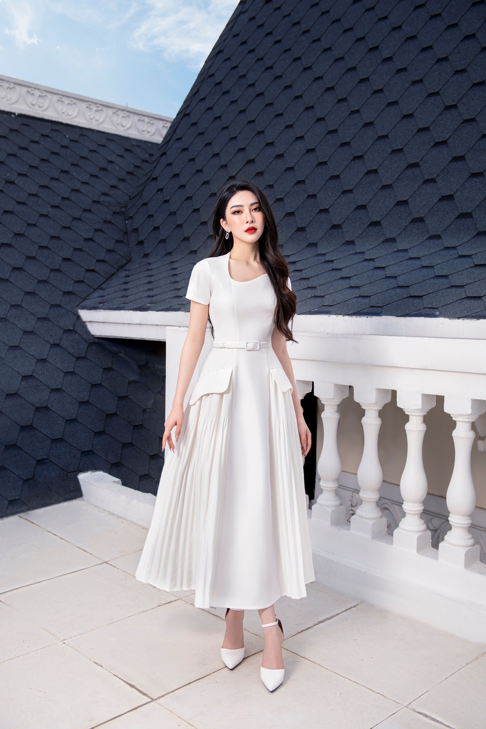 LARMES - Đầm trắng phối dập li cổ lượn Clover