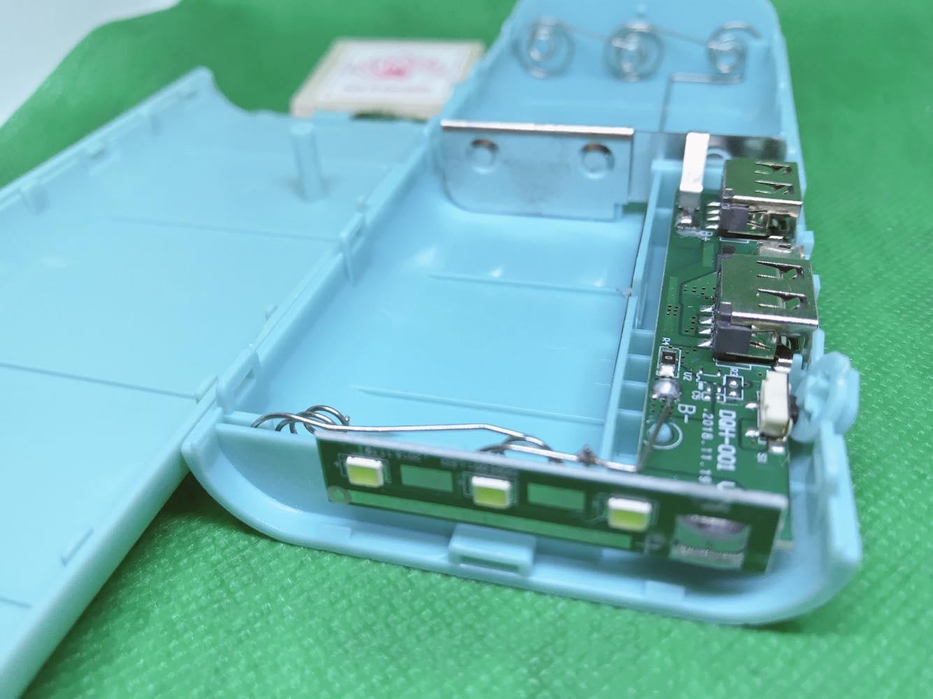 Box sạc dự phòng 5 cell AQ5 có chức năng đèn pin ( phiên bản không có pin ).