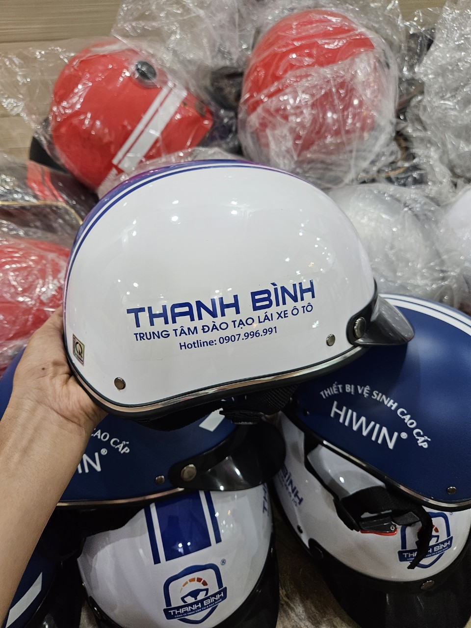Nón bảo hiểm người lớn thanh lí- giao mẫu ngẫu nhiên