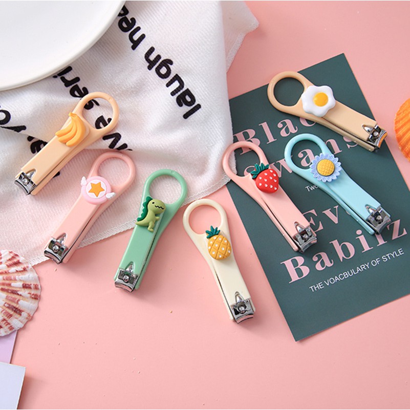 Bấm móng tay hoạt hình