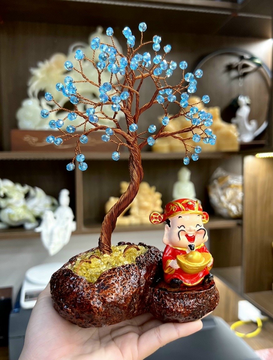 Cây tài lộc và tượng thần tiền phong thủy đá thạch anh đặt bàn làm việc