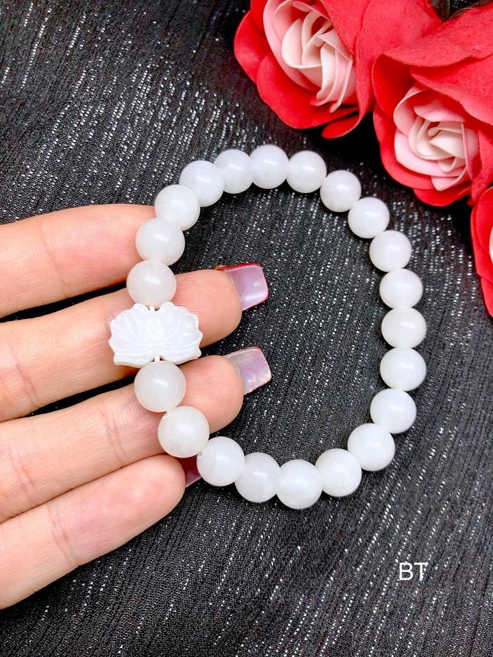 Vòng tay đá tự nhiên Bạch Ngọc kết hợp charm hoa sen LTBBA03