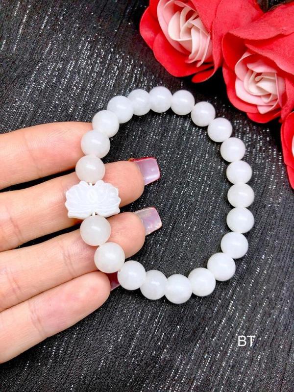Vòng tay đá tự nhiên Bạch Ngọc kết hợp charm hoa sen LTBBA03