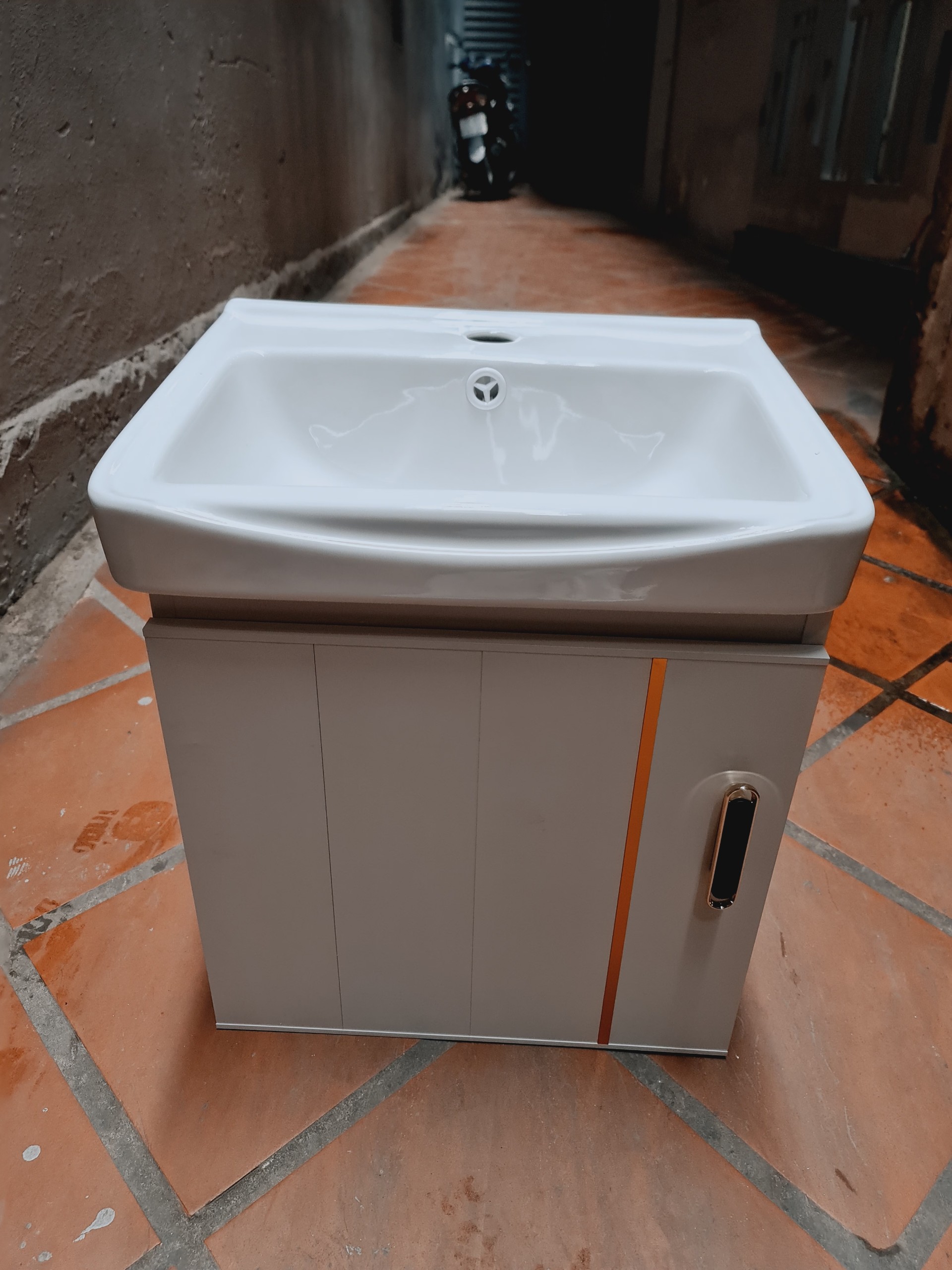 Super Beautiful White Sink Cabinet Set